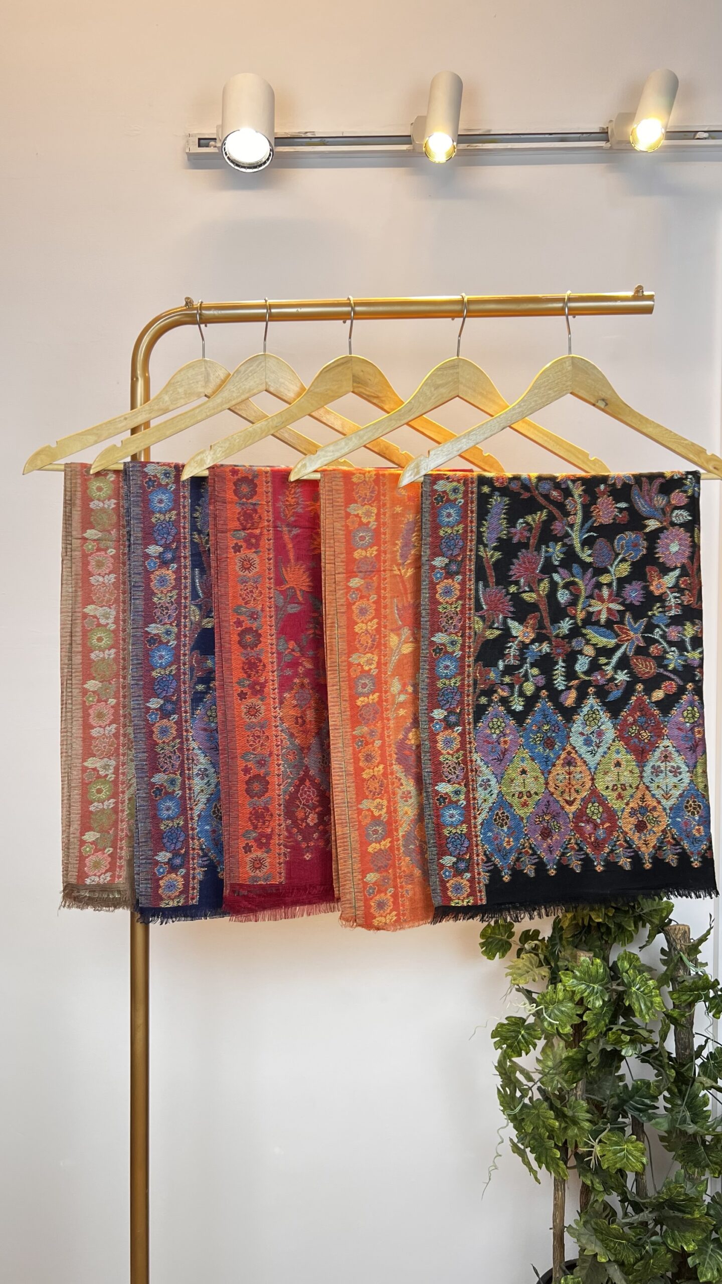 ✨ Qanitas Studio – Premium Pashmina Hijabs